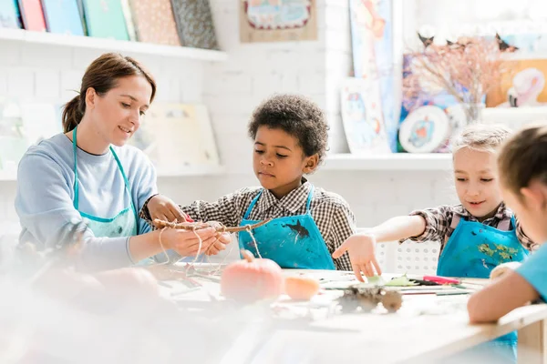 Hübsche Junge Lehrerin Zeigt Süße Afrikanische Schulbub Halloween Dekorationen Die — Stockfoto