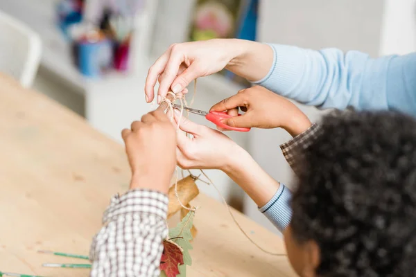 Mãos Jovem Professor Segurando Vara Com Decorações Penduradas Fios Enquanto — Fotografia de Stock