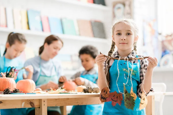 Hübsches Blondes Schulmädchen Steht Vor Der Kamera Und Hält Einen — Stockfoto