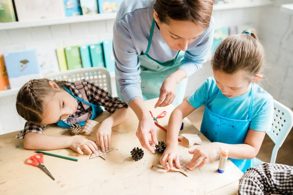 Junge Frau Hilft Einer Schülerin Mit Selbstgebastelter Weihnachtsdekoration Unterricht Während — Stockfoto