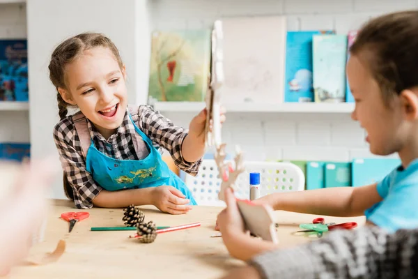 Duas Alunas Impertinentes Divertindo Aula Enquanto Sentadas Mesa Brincando Com — Fotografia de Stock