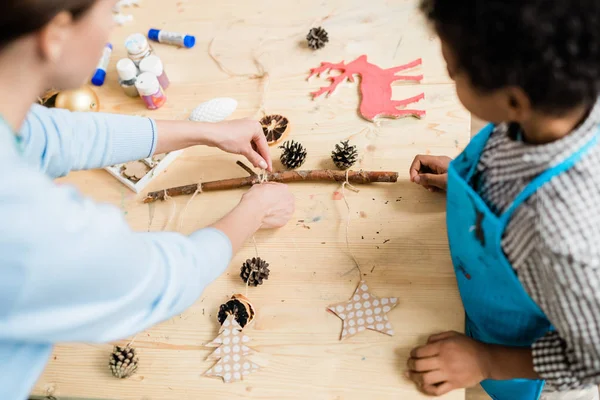 Hände Junger Lehrer Binden Bei Der Weihnachtsvorbereitung Garn Mit Handgeschöpftem — Stockfoto