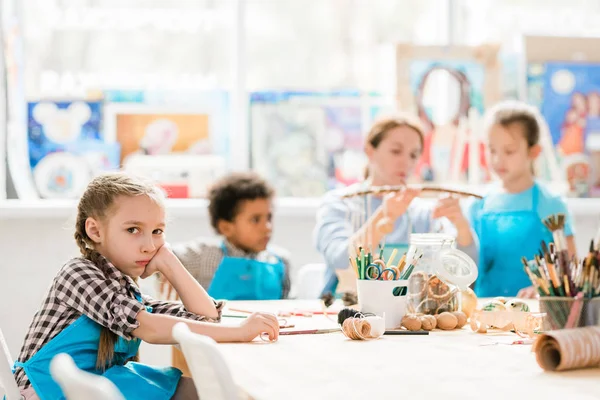 Nettes Unglückliches Schulmädchen Das Dich Ansieht Während Schreibtisch Vor Der — Stockfoto