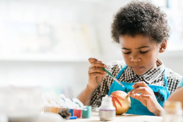 Joven Creativo Con Pincel Pintando Balón Oro Navidad Clase Mientras —  Fotos de Stock