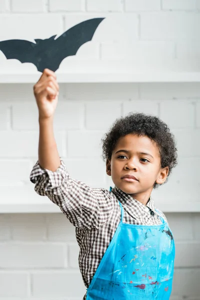 Αφρικανός Νεαρός Μπλε Ποδιά Κρατώντας Χειροποίητο Σύμβολο Του Χάλογουιν Σχήμα — Φωτογραφία Αρχείου