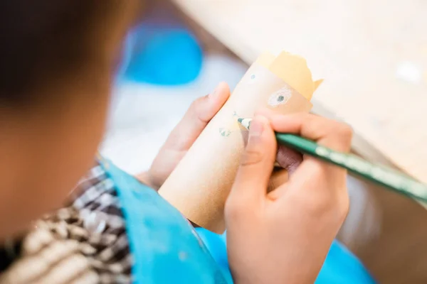 Hand Van Hedendaagse Jeugdige Schooljongen Met Krijtje Tekening Gezicht Gerold — Stockfoto