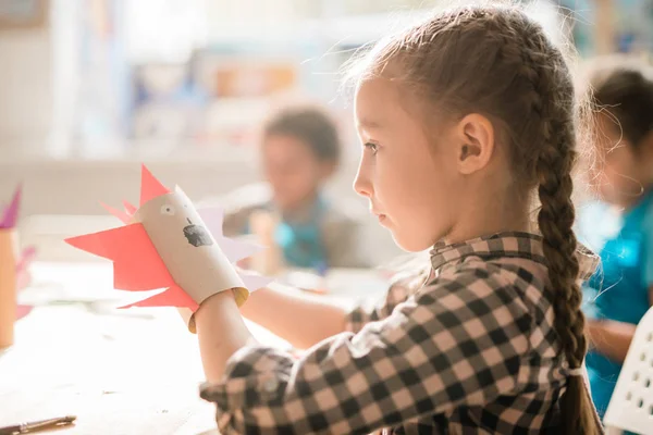 Carino Studentessa Con Carta Arrotolata Seduta Scrivania Fare Spaventoso Giocattolo — Foto Stock