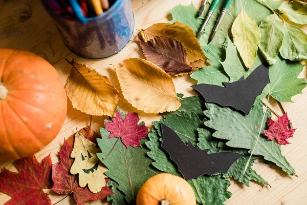 Herbst Hintergrund Mit Trockenen Bunten Blättern Reifen Kürbissen Schwarzen Papierfledermäusen — Stockfoto