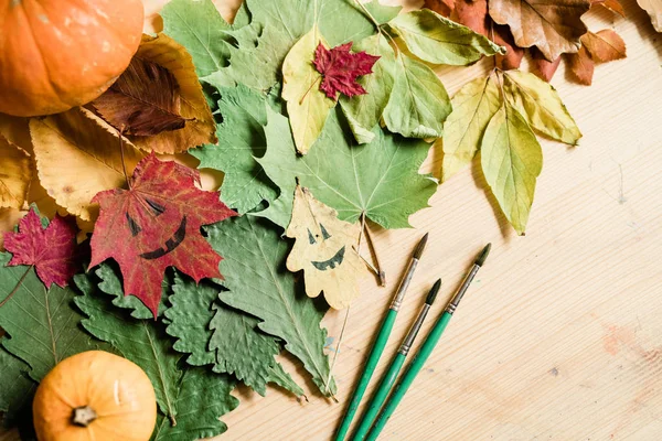 Zusammensetzung Von Trockenem Herbstlaub Kürbissen Halloween Gesichtern Auf Blättern Und — Stockfoto