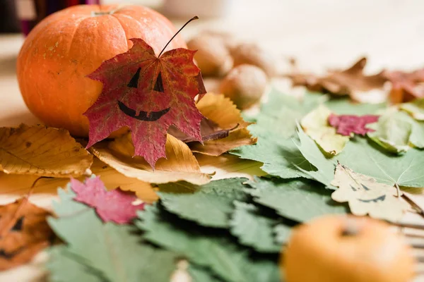 Dry Colorful Autumn Foliage Big Ripe Pumpkin Drawn Faces Leaves — Stock Photo, Image
