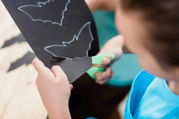 Hände Eines Grundschulmädchens Mit Schere Schneiden Schläger Aus Schwarzem Papier — Stockfoto