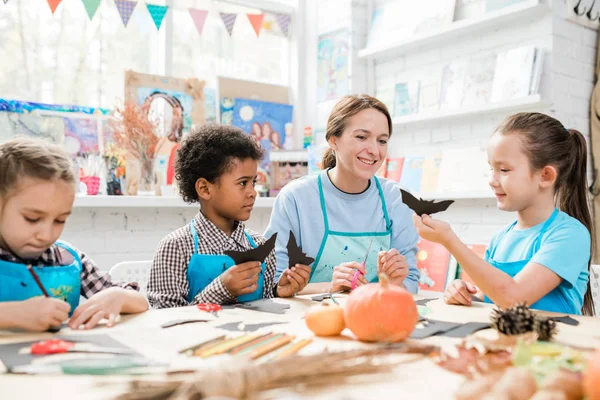 Gruppe Zeitgenössischer Fleißiger Schüler Stellt Halloween Spielzeuge Her Und Zeigt — Stockfoto