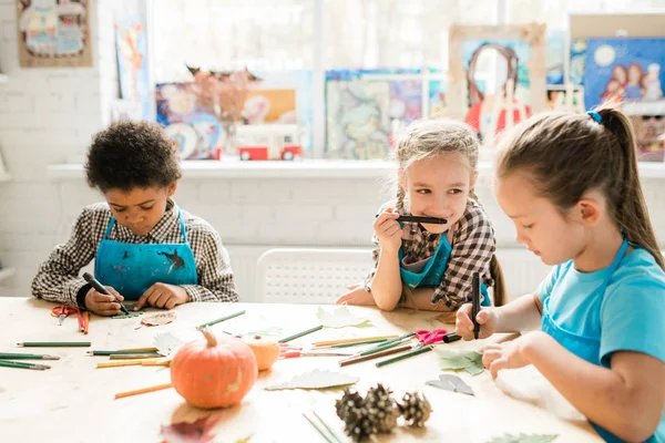 Nettes Schulmädchen Mit Textmarker Durch Den Mund Schaut Auf Einen — Stockfoto