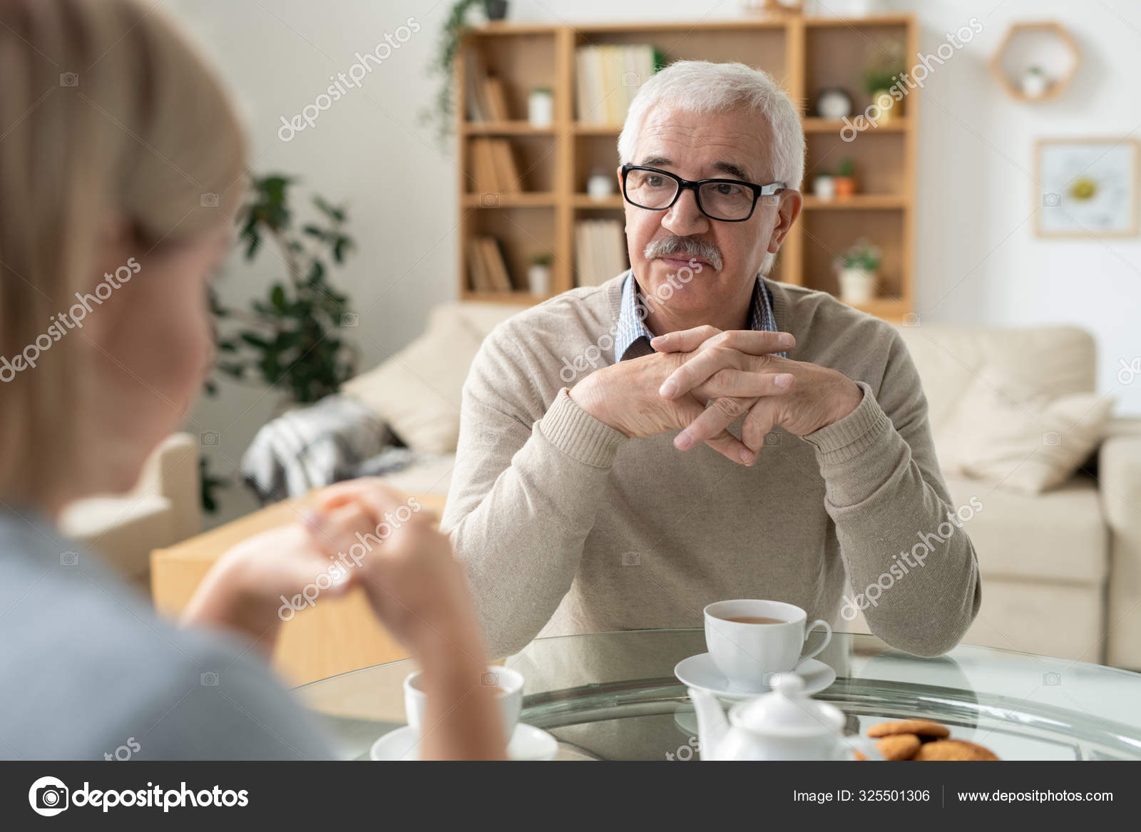Anziani in pensione, uomo di mezza età, che indica mentre al