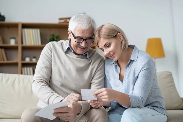 Pretty Woman Holding Photo Her Family While Showing Senior Father — Stock Photo, Image