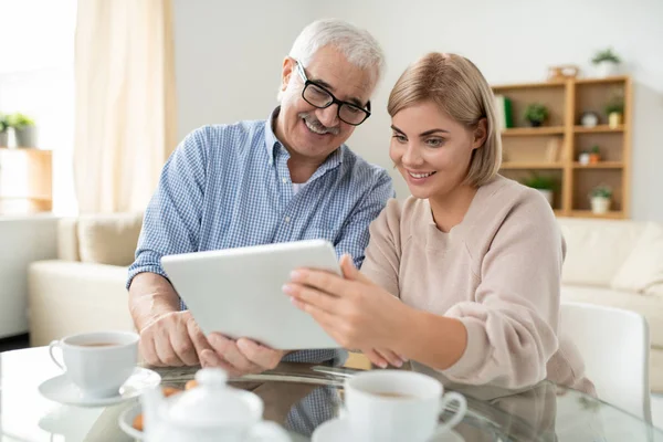 Homem Idoso Feliz Sua Filha Olhando Para Tela Touchpad Enquanto — Fotografia de Stock