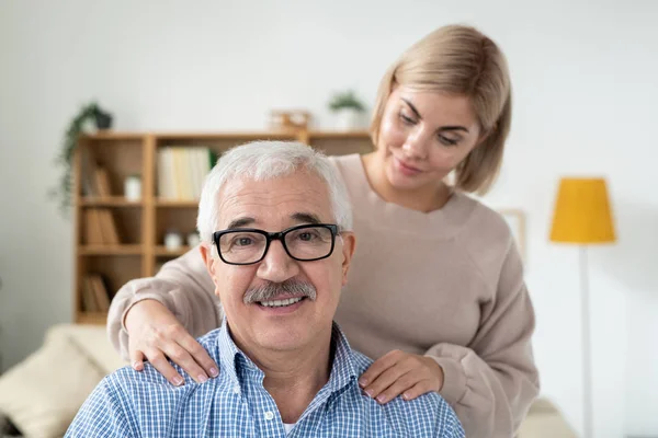 Giovane Donna Attenta Che Massaggio Spalle Suo Padre Più Anziano — Foto Stock