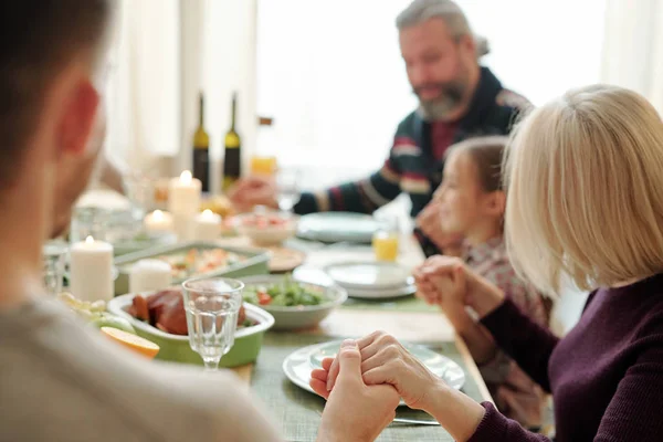 Jongeman Zijn Volwassen Moeder Rest Van Het Gezin Hand Hand — Stockfoto