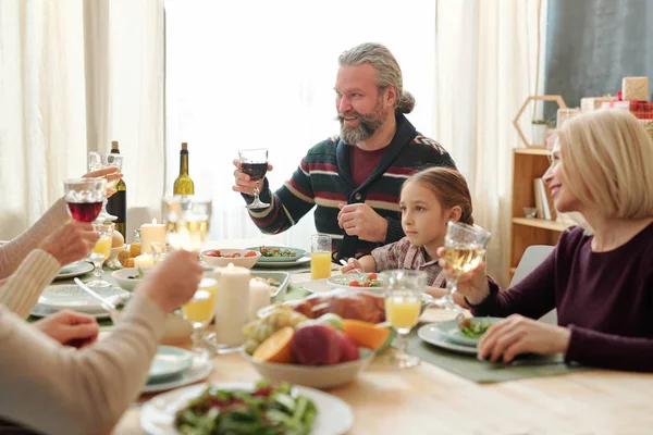 Feliz Hombre Mayor Sosteniendo Una Copa Vino Sobre Mesa Servida — Foto de Stock