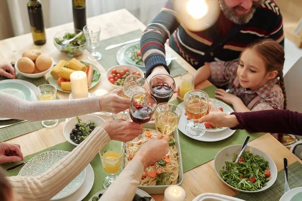 Mãos Família Seis Clinking Com Bebidas Sobre Comida Caseira Mesa — Fotografia de Stock