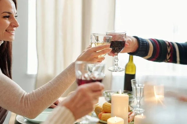 Jovem Feliz Seu Pai Clinking Com Copos Vinho Sobre Mesa — Fotografia de Stock