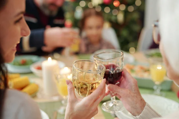 Mãos Jovem Mulher Feliz Sua Avó Clinking Com Copos Vinho — Fotografia de Stock