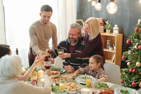 Felices Parejas Maduras Jóvenes Brindando Con Copas Vino Sobre Comida — Foto de Stock