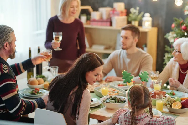 Joven Madre Linda Hijita Sentadas Una Junto Otra Por Mesa — Foto de Stock