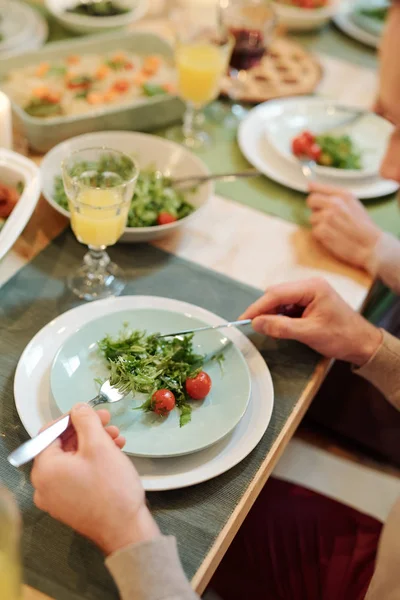 Handen Van Jongeman Met Mes Lepel Bord Met Verse Groene — Stockfoto