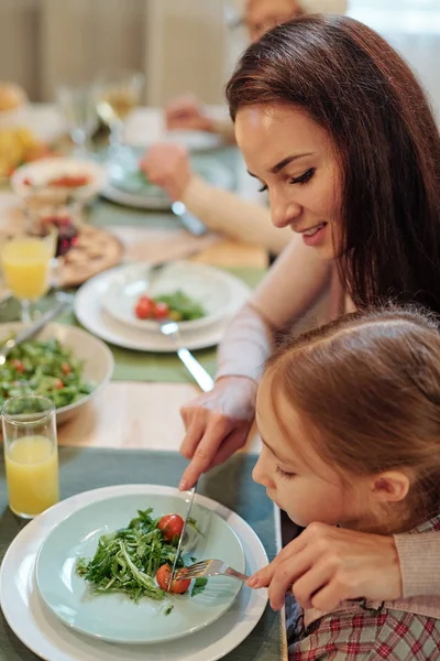 Mujer Joven Cortando Tomate Plato Hija Pequeña Durante Cena Familiar —  Fotos de Stock