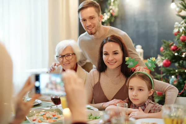 Famiglia Felice Seduta Tavolo Festivo Servito Guardando Fotocamera Nello Smartphone — Foto Stock