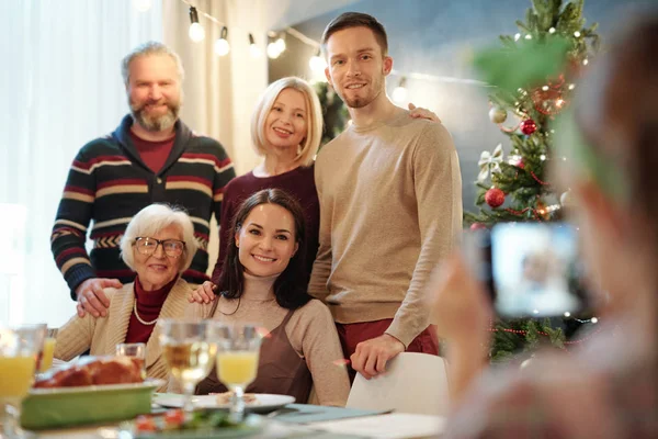 Happy Familie Poseren Voor Smartphone Camera Door Geserveerd Tafel Voorkant — Stockfoto