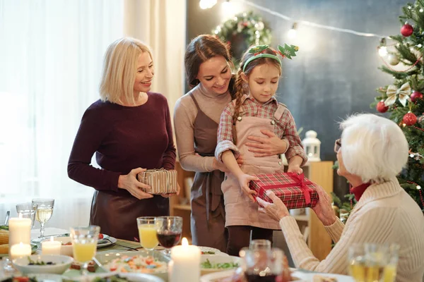 Schattig Klein Meisje Passeren Giftbox Met Kerstcadeau Aan Haar Overgrootmoeder — Stockfoto