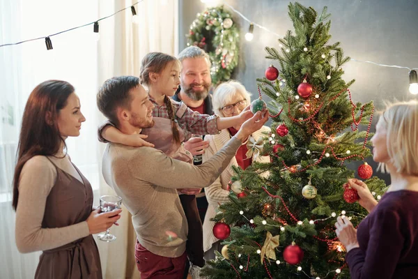 Young Man His Little Daughter Other Family Members Standing Christmas — Stock Photo, Image