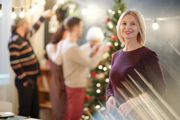 Volwassen Blonde Vrouw Wensen Vrolijk Kerstmis Terwijl Staan Voorkant Van — Stockfoto