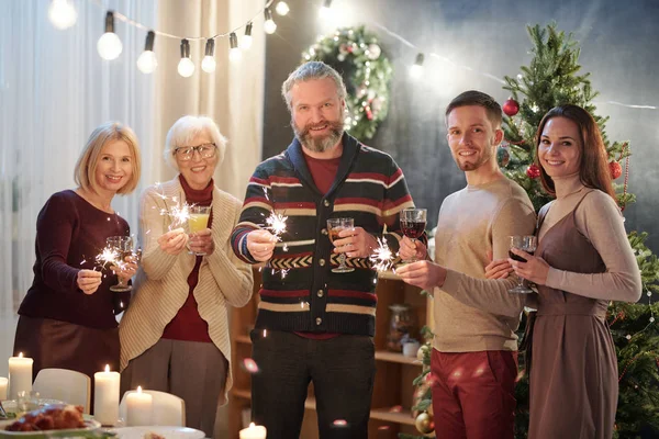 Vrolijke Familieleden Met Sprankelende Bengaalse Lichten Genieten Van Kerstfeest Thuis — Stockfoto
