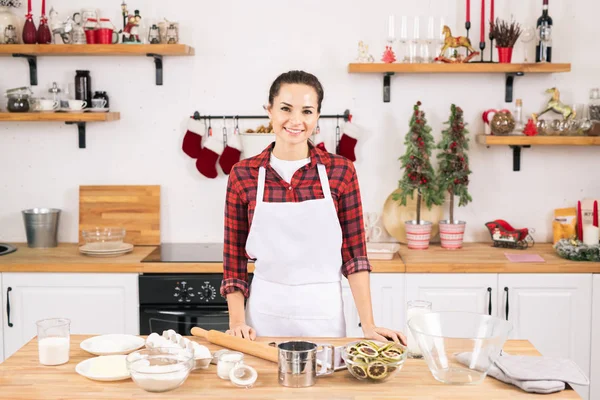 Felice Giovane Donna Grembiule Piedi Tavolo Cucina Davanti Alla Telecamera — Foto Stock