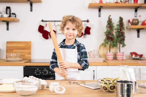 Niño Feliz Delantal Sosteniendo Rodillo Mientras Hacer Galletas Cocina Para —  Fotos de Stock