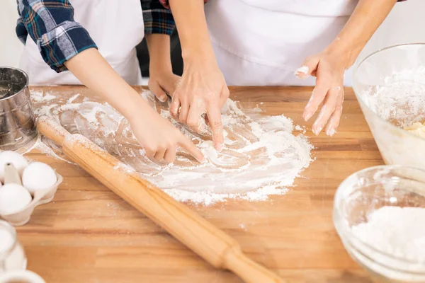 Handen Van Moeder Zoon Tekenen Houten Tafel Met Bloem Terwijl — Stockfoto