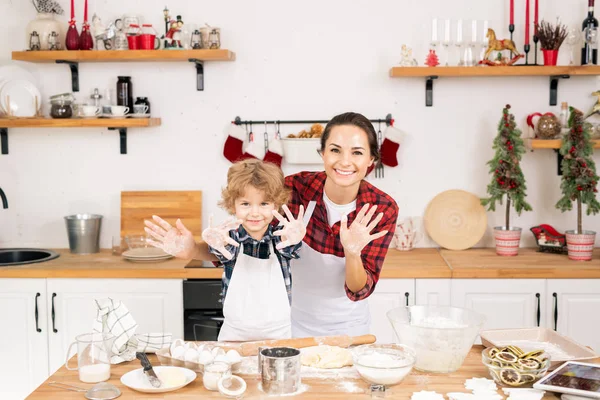 Alegre Madre Hijo Mostrando Sus Manos Cubiertas Harina Mientras Preparan — Foto de Stock