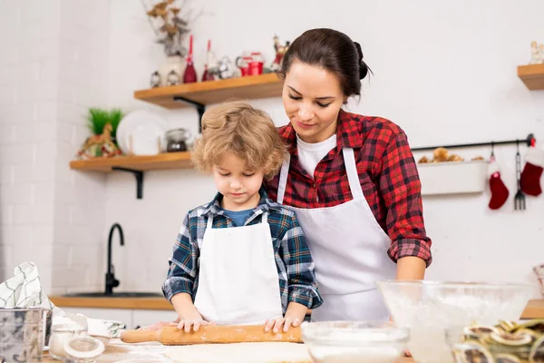 Söt Ung Kvinna Förkläde Står Nära Sin Lilla Son Rullande — Stockfoto