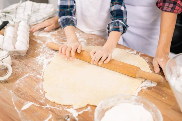 Manos Niño Con Alfiler Madera Rodando Masa Fresca Mesa Mientras —  Fotos de Stock