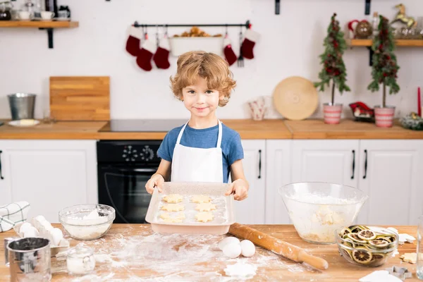 Feliz Chico Lindo Con Crudo Galletas Hechas Mismo Mirándote Mientras —  Fotos de Stock