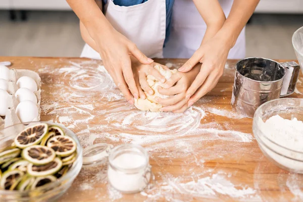 Kobiety Ręce Tych Małych Chłopców Ugniatając Ciasto Ciasto Stole Kuchennym — Zdjęcie stockowe