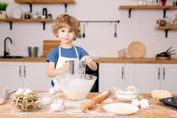 Netter Kleiner Junge Sieben Mehl Über Schüssel Während Teig Für — Stockfoto