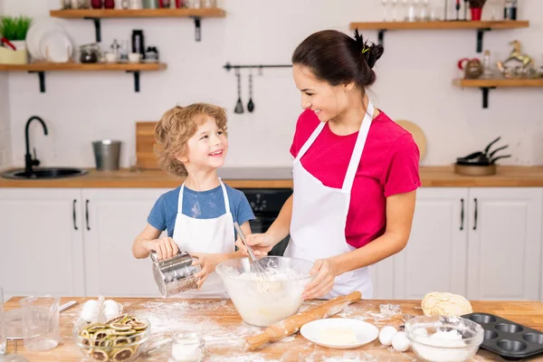 Niño Feliz Con Cernidor Mirando Madre Batiendo Huevos Con Harina —  Fotos de Stock