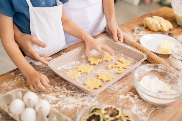 Hand Van Jongere Zetten Rauwe Koekjes Dienblad Terwijl Het Helpen — Stockfoto