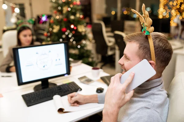 Glad Ung Affärsman Med Xmas Pannband Gratulera Kunder Julen Mobiltelefon — Stockfoto