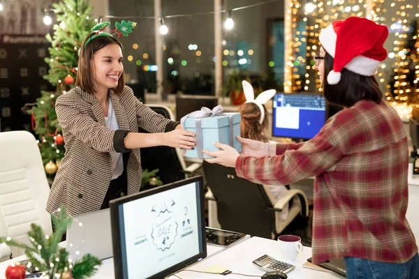 Két Boldog Fiatal Üzletasszony Ajándékozza Egymást Számítógép Monitoron Karácsony Napján — Stock Fotó