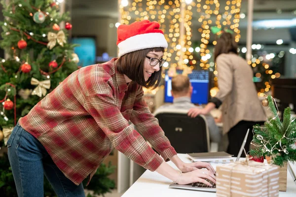 Joven Mujer Negocios Santa Cap Mirando Pantalla Del Ordenador Portátil — Foto de Stock